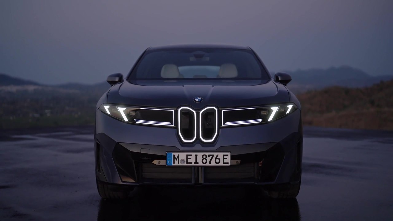 The new BMW iX350 xDrive in Ocean Wave Blue Exterior Design