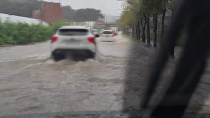 인천 갈현동 도로 침수..."차가 붕 뜨는 느낌" / YTN