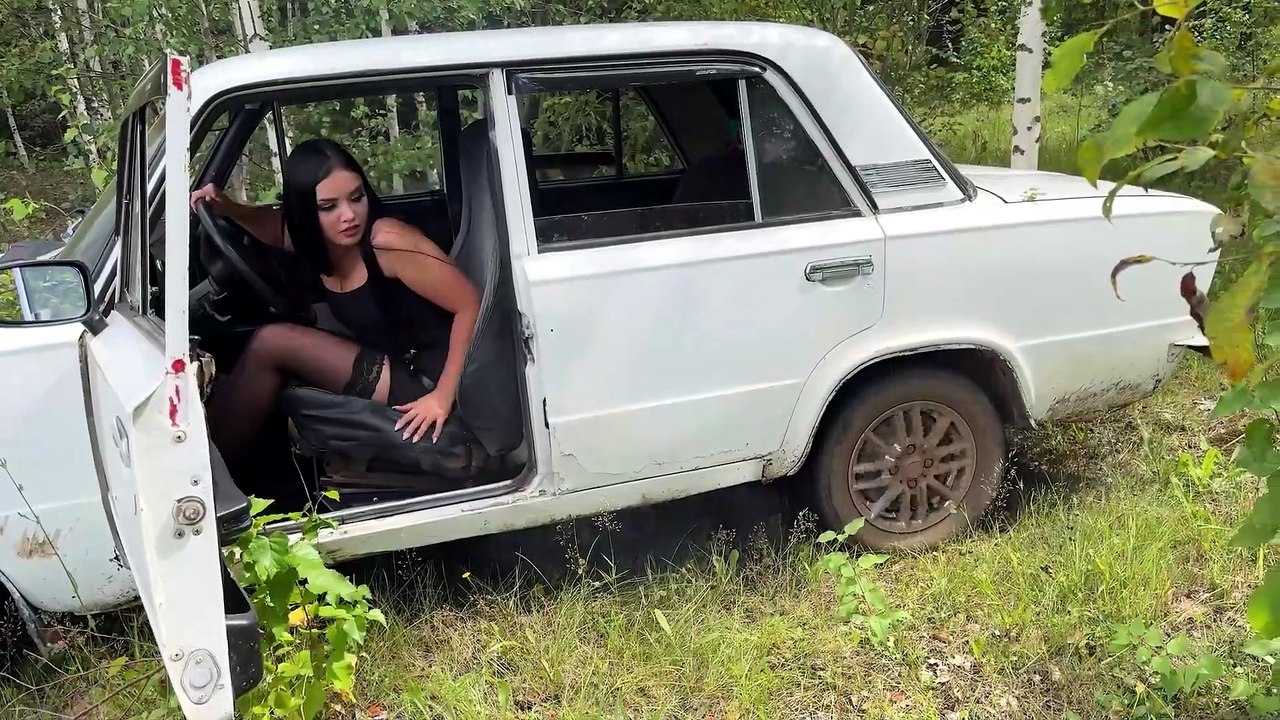 CRUSH CAR ｜｜ Two beautiful girls crush and break a car with high heels