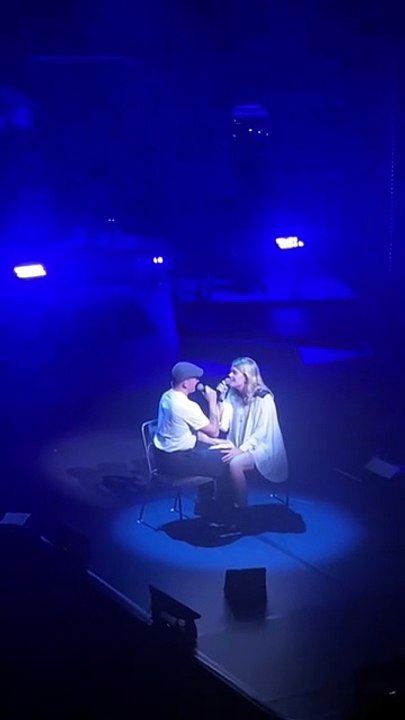 Zaho de Sagazan embrasse son compagnon sur la scène de l'Olympia