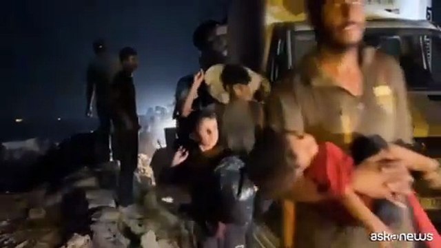 Migliaia di abitanti di Gaza in coda per ore sulla strada costiera