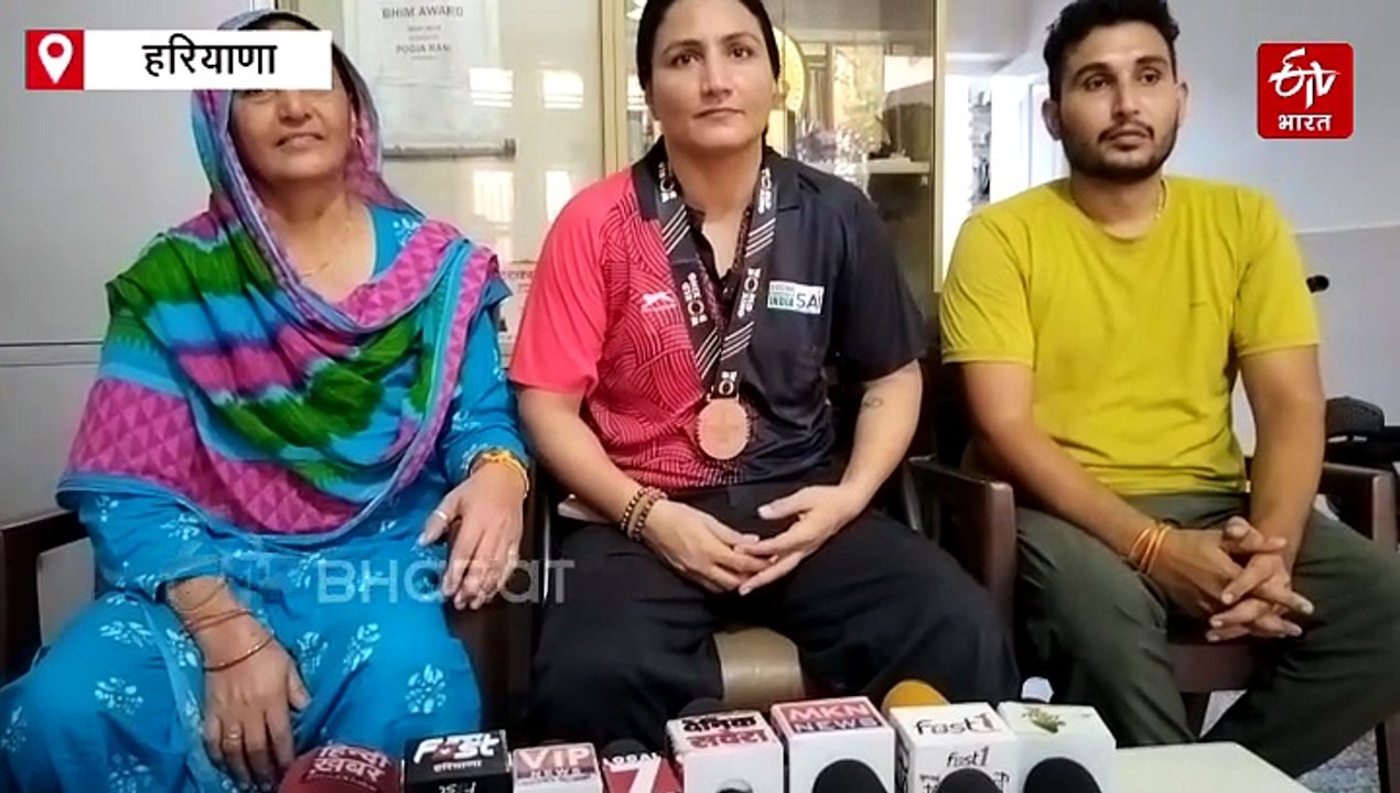 भिवानी पहुंची वर्ल्ड बॉक्सिंग चैंपियन पूजा बोहरा, घर में हुआ ग्रैंड वेलकम, बोलीं - आगे "गोल्ड" पर मारूंगी पंच