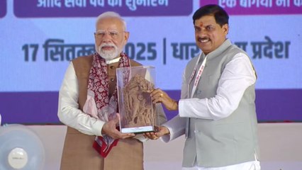 CM डॉ. मोहन यादव ने धार में पीएम मोदी का श्री वराह जी की अति प्राचीन प्रतिमा भेंट कर किया स्वागत