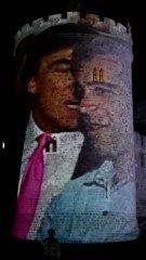 La proyección de imágenes de Trump y Epstein