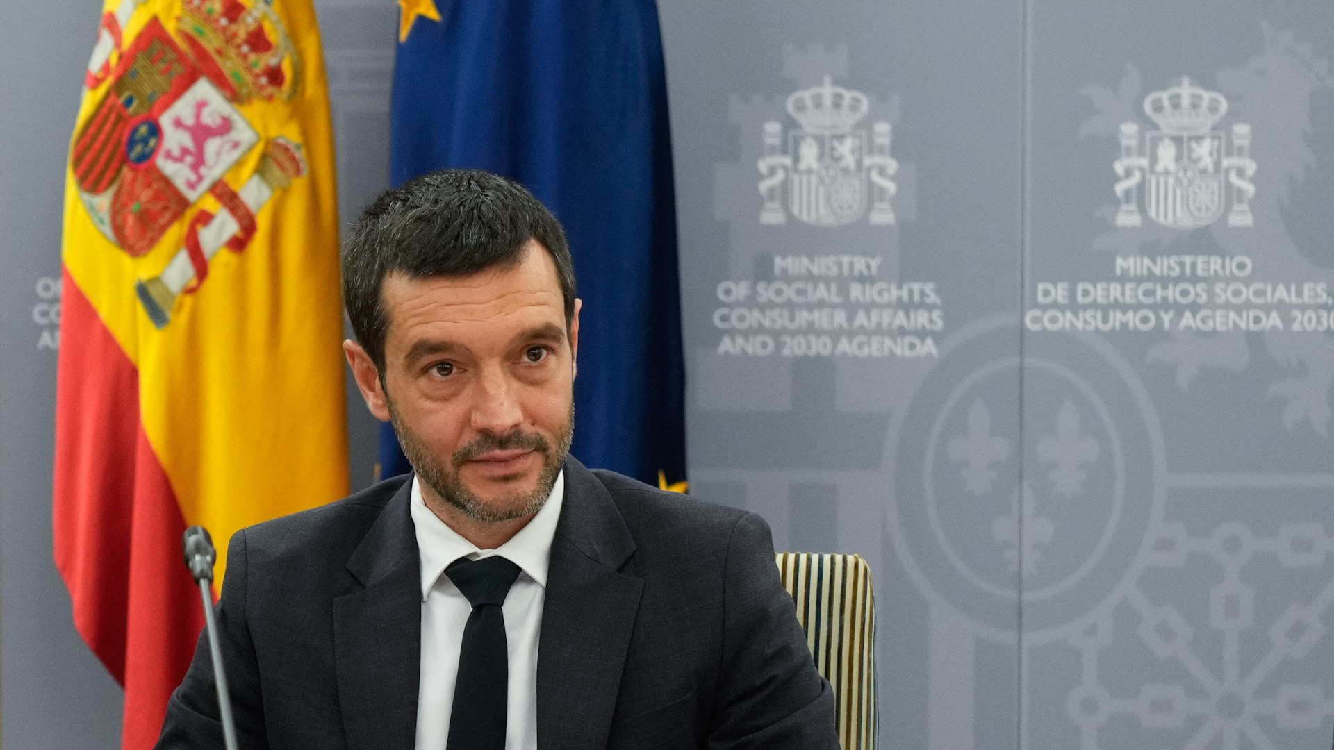 El ministro de Derechos Sociales, Consumo y Agenda 2030, Pablo Bustinduy, ha defendido que las grandes empresas con m�s de 250 empleados, que facturen m�s de 50 millones de euros y ofrecen sus servicios en toda Espa�a presten atenci�n a los clientes en lenguas cooficiales.