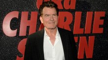 Charlie Sheen diz que Bill Clinton tentou flertar com sua namorada nos anos 1980