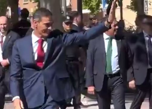 Abucheos y gritos contra Sánchez al llegar a un colegio en Getafe