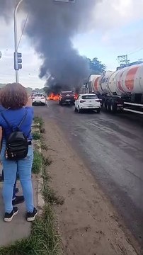 Moradores queimam pneus e fecham pista na BA-522 em Candeias