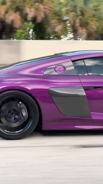 Um lindo Audi R8, passando em sua tela. Sobe o som aí!#supercar #supercars #supercarros #audi #R8