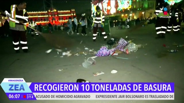 Trabajadores de limpieza recogen 10 toneladas de basura en el Zócalo de CDMX