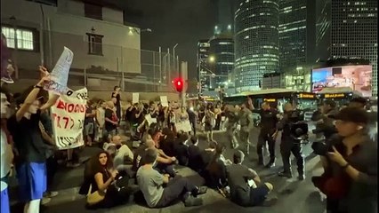 Polizei entfernt Demonstranten in Tel Aviv, die Waffenstillstand für Gaza fordern
