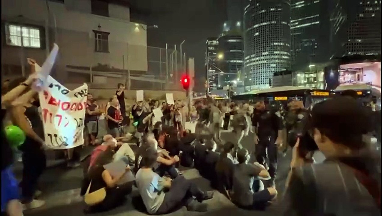 La polizia rimuove i manifestanti a Tel Aviv che chiedono il cessate il fuoco a Gaza