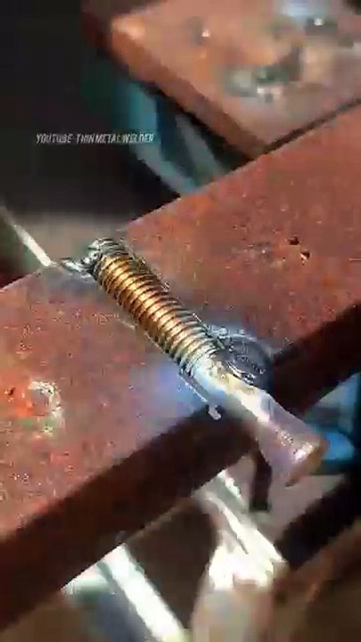 Brilliant idea of old welder facing big gap in thin metal #shorts #welding #welder #fabrication - Welding Trick