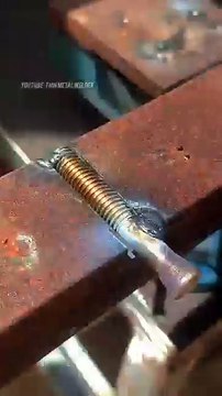 Brilliant idea of old welder facing big gap in thin metal #shorts #welding #welder #fabrication - Welding Trick