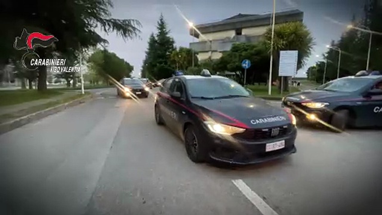 Scoperto un laboratorio di marijuana nelle campagne di Mileto: due arresti