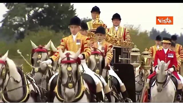 Trump arriva al Castello di Windsor a bordo di una carrozza trainata da cavalli bianchi