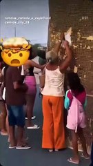 Mulher é flagrada retirando ladrilho da estátua de São Francisco das Chagas, em Canindé