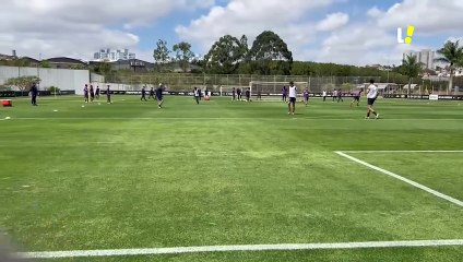 Cacá marca gol em treino do Corinthians.