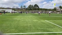 Cacá marca gol em treino do Corinthians.