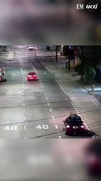 Homem é transportado em teto do carro em caxias do sul