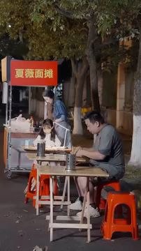 Single Mom Helped Starving Elder , Turns Out He's CEO'S Dad ! Touched by Kindness, CEO Falls for Her!