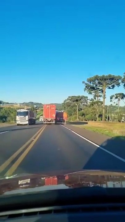Caminhoneiros  colocam motoristas em risco ao disputar pista na BR-282 em SC
