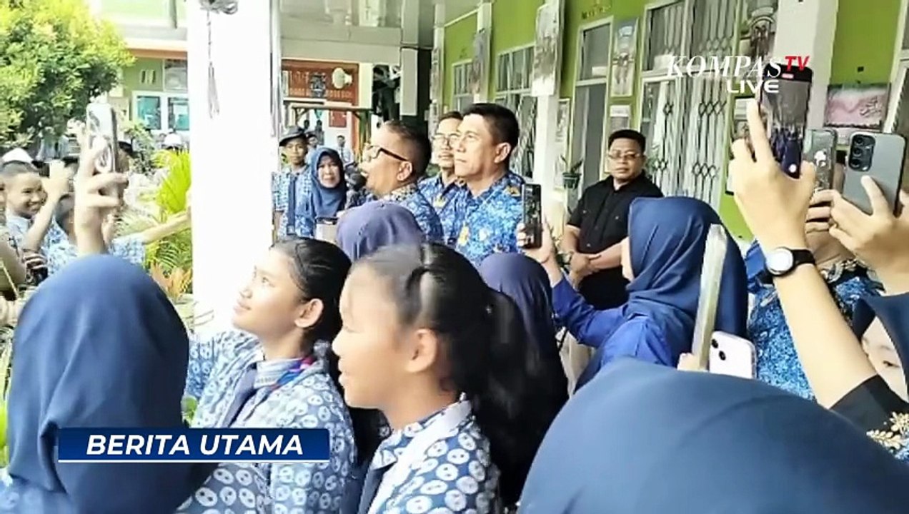 Sorak Bahagia Siswa SMPN 1  Prabumulih Sambut Kepala Sekolah Roni Ardiansyah Bertugas Kembali
