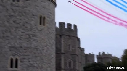 Le acrobazie delle Red Arrows mentre sorvolano il Castello di Windsor