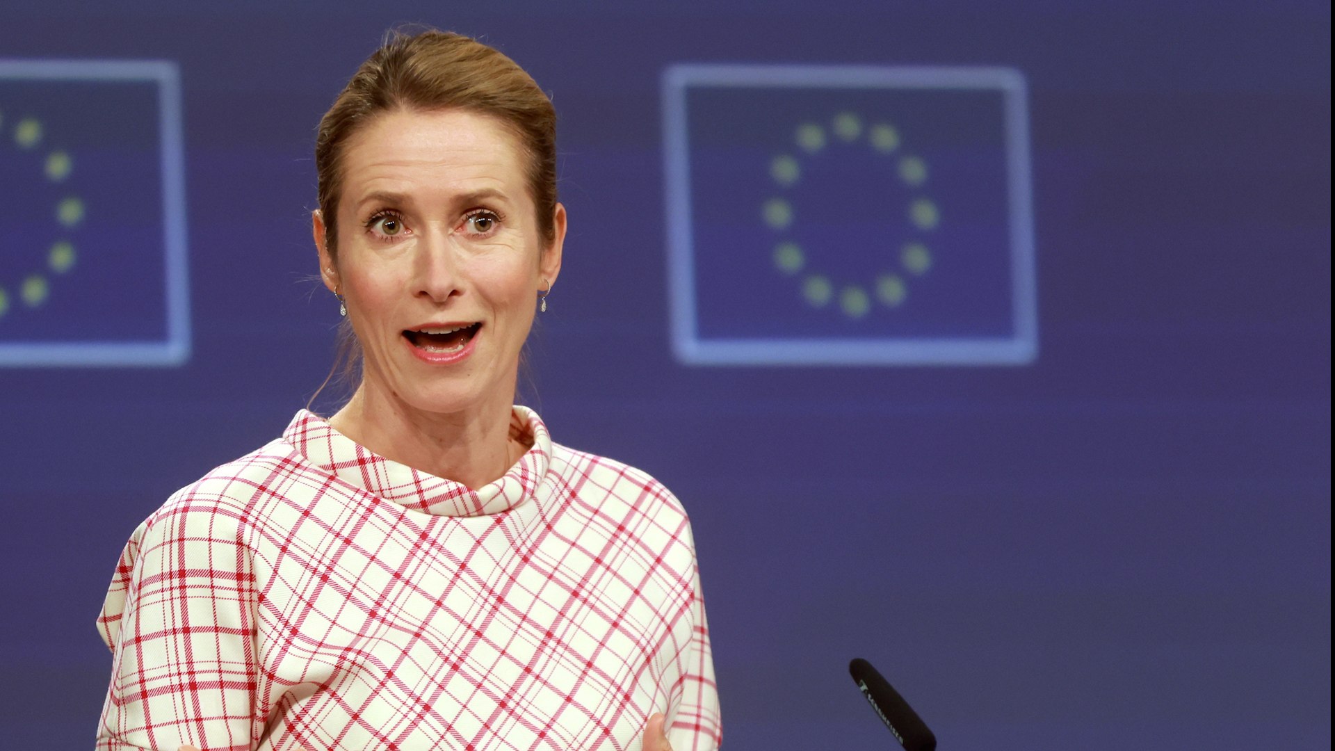 La alta representante de la Uni�n Europea (UE) para Asuntos Exteriores y Seguridad, Kaja Kallas, consider� este mi�rcoles que medidas como ausentarse del concurso de Eurovisi�n si participa Israel, como protesta por su operaci�n militar en Gaza, son "err�neas" y terminan castigando al pueblo israel�.

"Todas estas medidas que van en la direcci�n de castigar al pueblo israel�, creo que son err�neas y no las proponemos", se�al� Kallas durante una rueda de prensa al ser preguntada por la decisi�n de varios pa�ses de no participar en el certamen europeo de la canci�n si compite Israel.

La representante comunitaria present� hoy un paquete de medidas restrictivas de la UE contra Israel, entre ellas sancionar a ministros extremistas de su Gobierno y retirar preferencias arancelarias a mercanc�as israel�es.

"Proponemos estas medidas no para castigar a Israel o al pueblo israel�, sino para intentar presionar realmente al Gobierno israel�, para que cambie de rumbo y ponga fin al sufrimiento humano en Gaza", explic� la pol�tica estonia. A�adi� que las propuestas "no afectan realmente al pueblo, sino que pretenden presionar al Gobierno israel� para que cambie de rumbo".