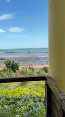 Je joue sur la plage, ça mouille !