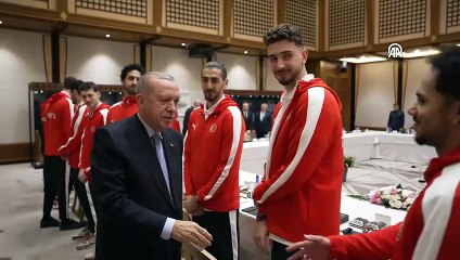 Erdoğan ile milli basketbolcu Adem Bona arasında gülümseten diyalog
