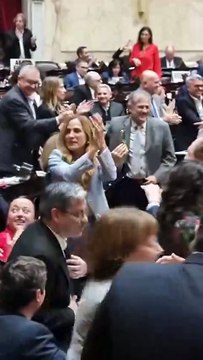 Aplausos y cánticos de la oposición tras el rechazo a los vetos de Milei