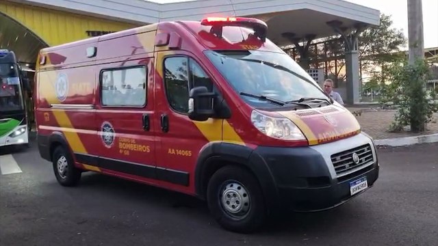 HB20 tem a lateral destruída após colidir contra ônibus no Bairro Santo Onofre