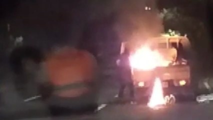 의용소방대원들이 소화기로 화물차 화재 초기 진화 / YTN