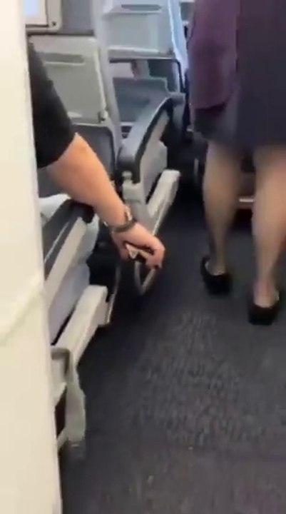 Mann -Aufnahme -Flugbegleiter und wurde erwischt
