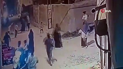 Sesinden rahatsız olduğu çocukları sopayla dövdü