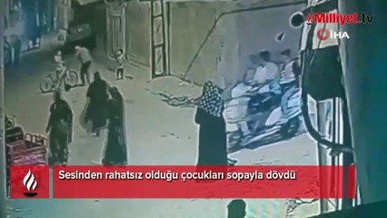 Sesinden rahatsız olduğu çocukları sopayla dövdü