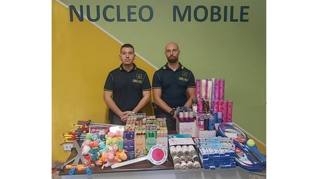 Parma, il video della Guardia di Finanza che sequestra oltre 4.000 prodotti illegali: dai peluche alle palline da tennis