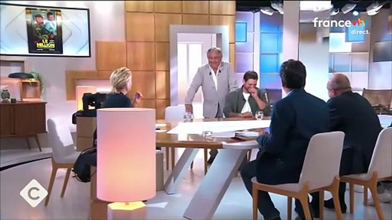 Anne-Elisabeth Lemoine taquinée par son invité Christian Clavier au sujet du nouveau poste de Mohamed Bouhafsi dans "C à vous"