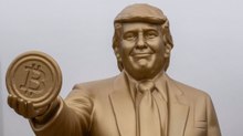 अमेरिकी संसद के बाहर Trump का 12 फुट गोल्डन स्टैच्यू