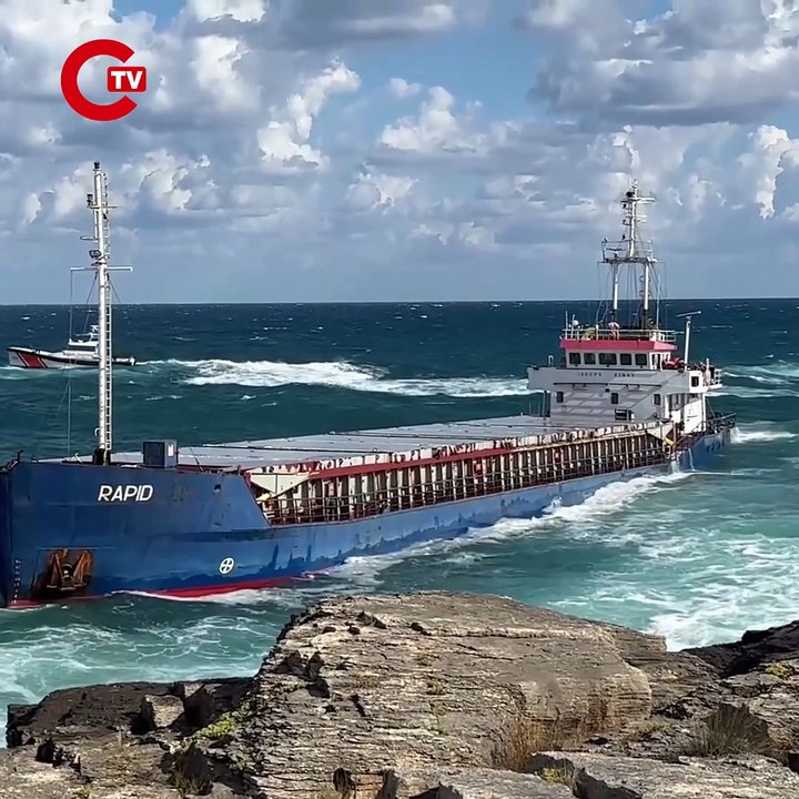 Kocaeli’de kargo gemisi karaya oturdu