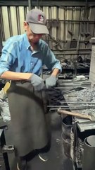 L'homme qui fabrique des couteaux avec les obus