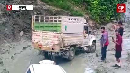 मणिकर्ण के लिए मुसीबत बना ये नाला, बिना बारिश के ही बह रहा मलबा, दलदल में बदली सड़क