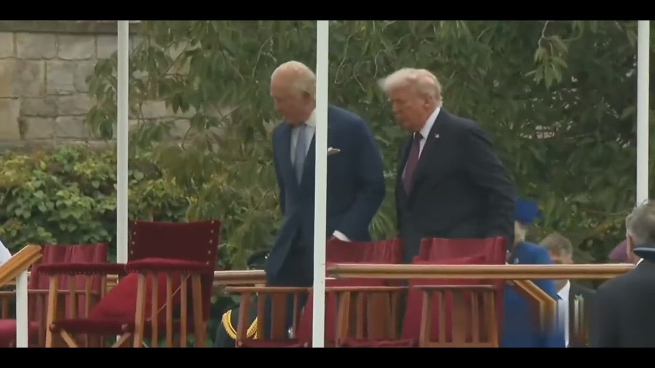 Donald Trump rompe el protocolo en Windsor al darle dos palmaditas en la espalda al rey Carlos III