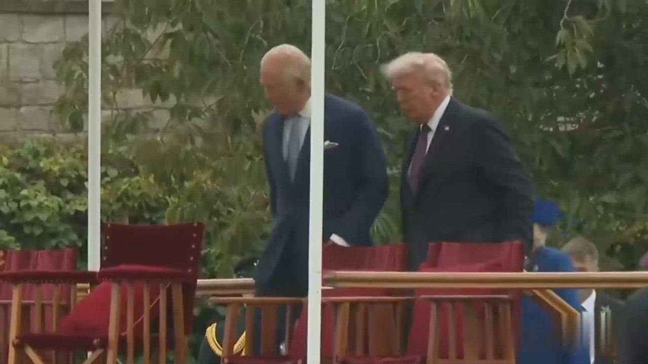 Donald Trump rompe el protocolo en Windsor al darle dos palmaditas en la espalda al rey Carlos III