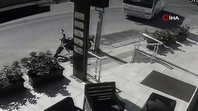 Freni boşalan servis midibüsü direğe çarparak durabildi