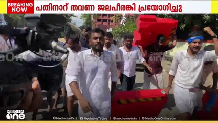 പൊളിച്ചെടുത്ത താത്ക്കാലിക ബാരിക്കേഡ് ചുമലിൽ കയറ്റി KSU പ്രവർത്തകർ സെക്രട്ടേറിയറ്റിലേക്ക്