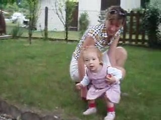 Célia joue dans le jardin d'Andernos avec Tata