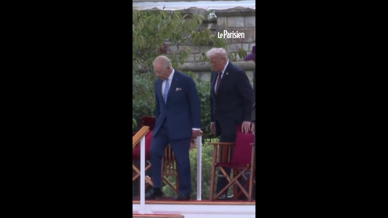 Donald Trump enfreint le protocole en touchant le roi Charles