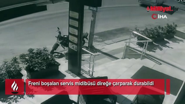 Freni boşalan servis midibüsü direğe çarparak durabildi
